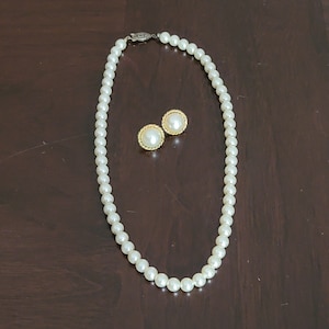 Conjunto de colar e brinco de pérolas falsas vintage em tom dourado para casamento e baile de noiva