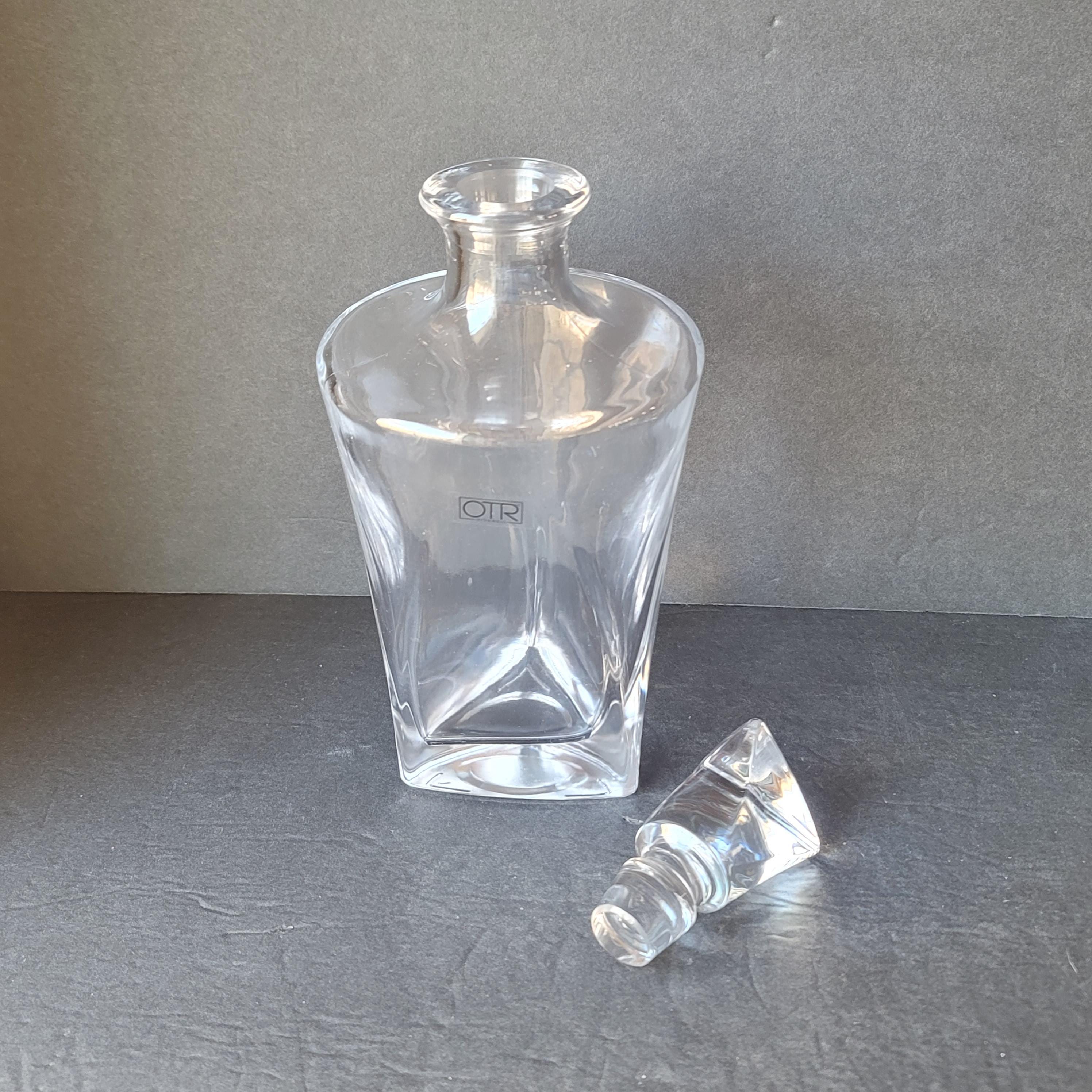 Pair of crystal whiskey decanters with fleur de lis motifs For Sale at