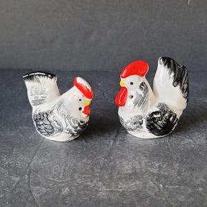 Vintage Rooster Chicken Salt And Pepper Shaker Set Black White Red Ceramic Farmhouse Cottagecore