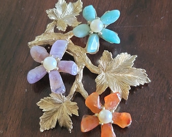 Broche vintage SWOBODA con piedras semipreciosas, flores de aventurina, cornalina, amatista y perla. Broche vintage con múltiples gemas.