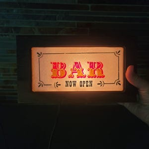 Letrero vintage pequeño de madera con luz de noche eléctrica enchufable de los años 70 con "Ahora abierto"