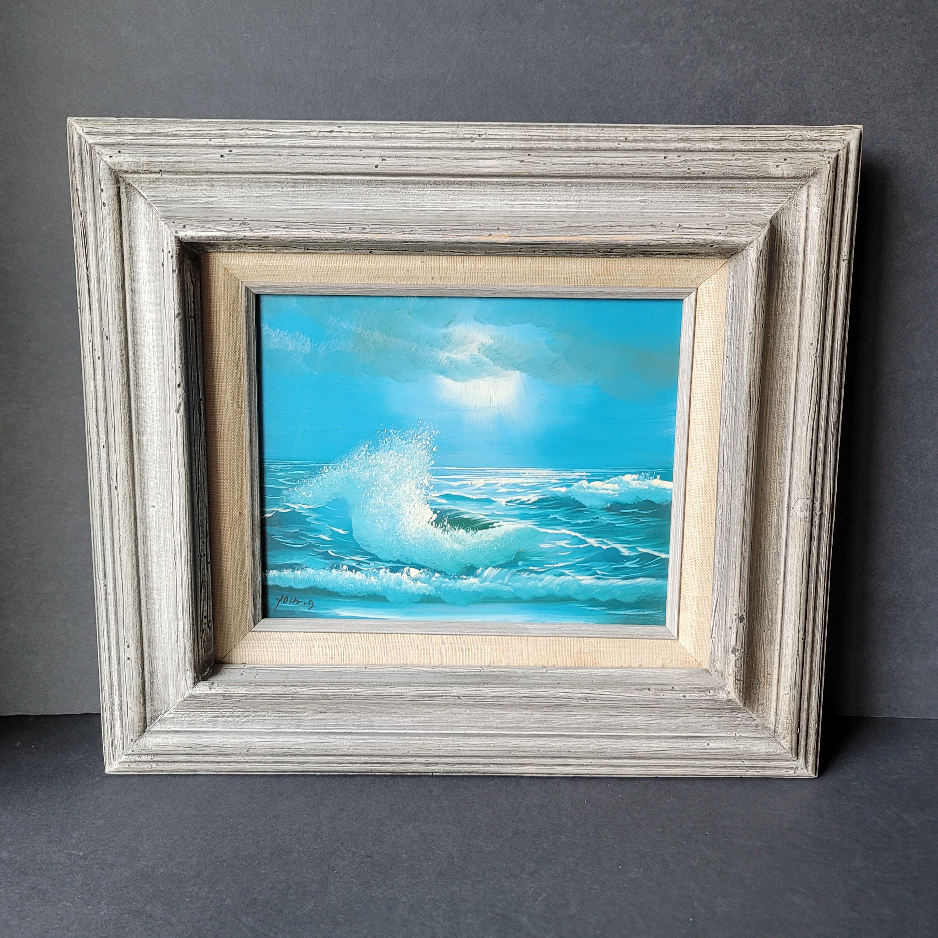 Pintura al óleo de paisaje marino de mediados de siglo firmada con lavado gris y marco de madera