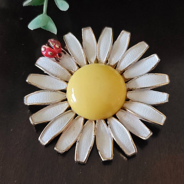 Vintage Weiss Enamel White Daisy with Ladybug Brooch Gold Tone Signed