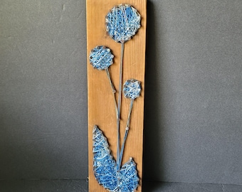 Arte de cordas de flores vintage 1974 flores azuis e brancas folhas 14 x 3,75 assinado datado Noruega