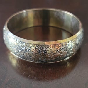 Vintage klobiger Messing Armreif mit Blumenprägung Made in India