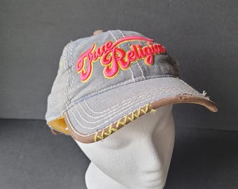 Gorra de béisbol vintage Y2K True Religion de mezclilla azul desgastada con logotipo bordado en rosa y amarillo