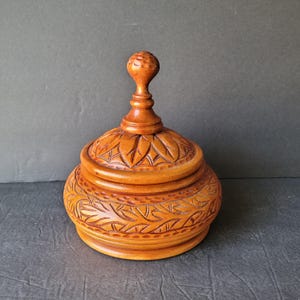 Vintage Arts and Crafts handgeschnitzte hölzerne Deckelgefäßbehälter