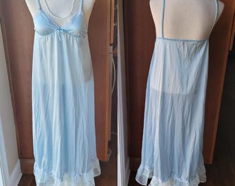 Vestido largo vintage azul bebé con encaje y tirantes finos en la parte inferior con volantes blancos