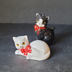 Vintage Black And White Cat Salt and Pepper Shaker Set