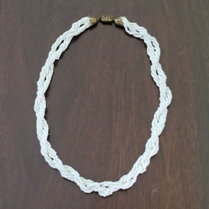 Collana girocollo vintage con perline di semi intrecciate multifilo bianco con chiusura a scatola decorata Boho Summer