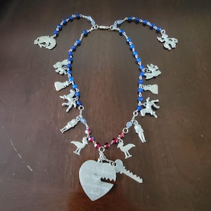 Collana con ciondolo in stile vintage color argento, con chiave di cuore, cowboy e cavalli.