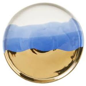 Puede incluir: Un plato redondo de cer&aacute;mica con un dise&ntilde;o blanco, azul claro y dorado. El plato tiene un efecto degradado ondulado con una capa superior azul claro que se funde en una capa azul m&aacute;s oscura, y una capa inferior dorada.