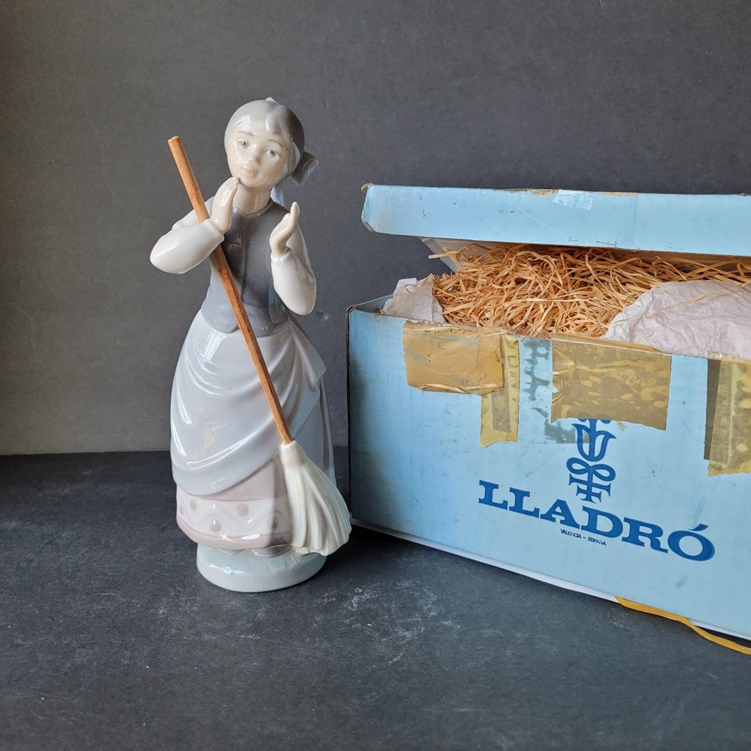 LLADRO （おとぎ話） Lladro Girl With Broom Porcelain Figurine 5025 1980 With Original
