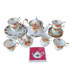 Royal Albert Old Country Roses 22 Piece Tea Luncheon Set Service for 6 plus Ornament