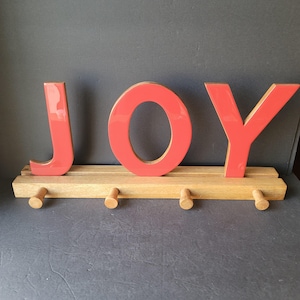 重厚な木製「JOY」クリスマスストッキングホルダーハンガー 4フック 赤茶色の暖炉マントル