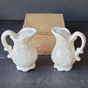 Vintage White Ceramic Pitchers  Salt and Pepper Shaker Set Taiwan Republic China 3&quot; NIB