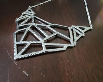 Grote zilverkleurige geometrische statementketting verstelbaar