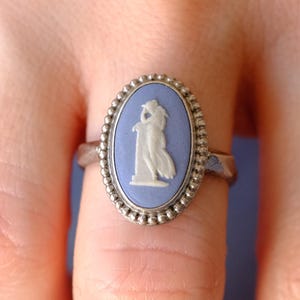 Vintage Wedgwood Sterling Silver Blue Jasperware Cameo Ring (c. 1972/1973 - London / Maker JW)