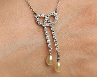 Collar con colgante de lazo de perlas y marcasita de plata estilo Art Déco