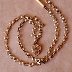 Antieke (ca. 1900) met goud gevulde boekenketting met een harthanger met parel