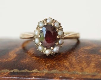 Anel vintage em ouro amarelo 9 quilates com halo de granadas e pérolas