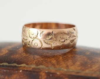 Anel antigo eduardiano em ouro 9 quilates com gravura floral.