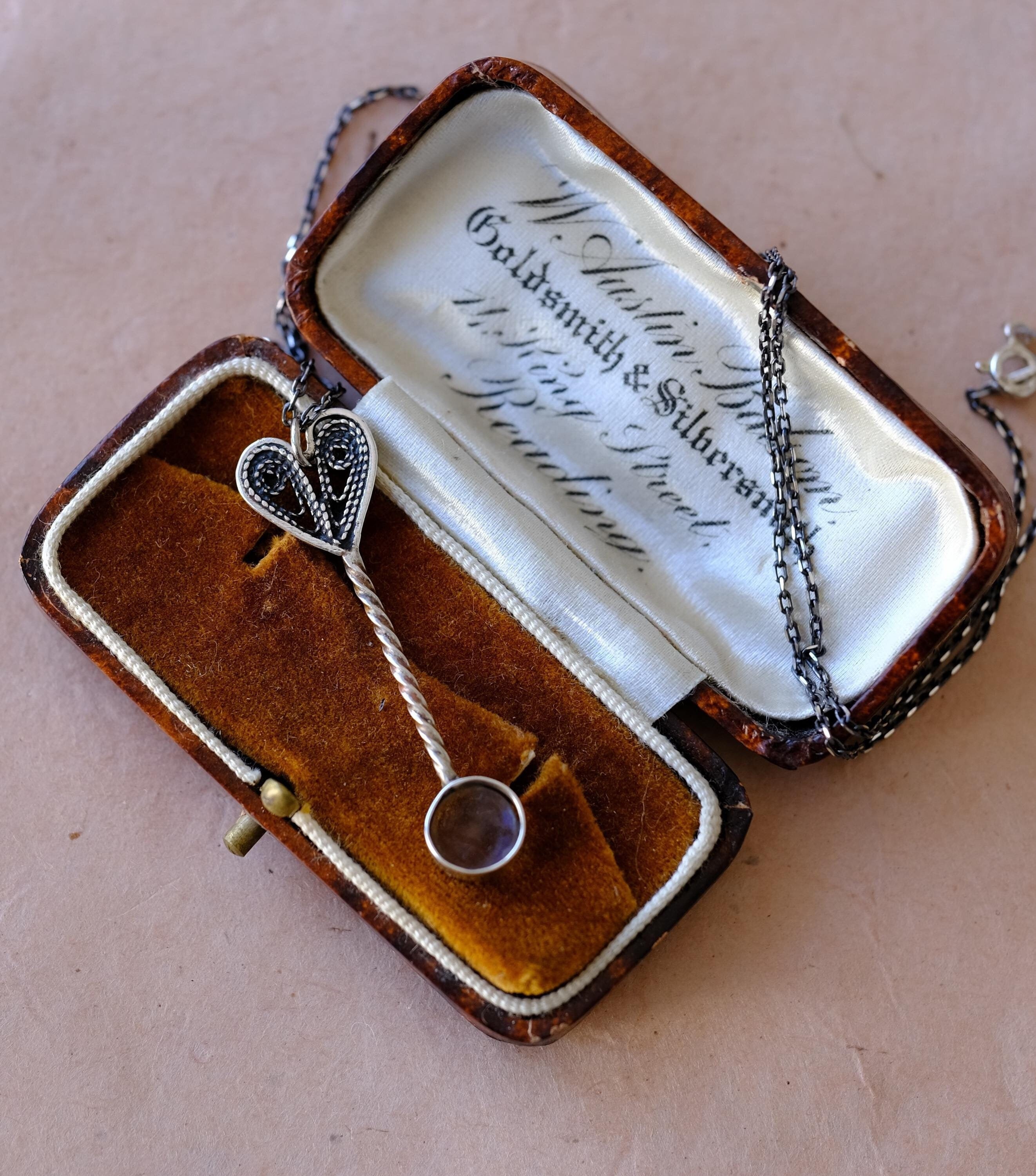 1920年代のアンティーク拡大鏡ルーペペンダント、ハートモチーフと酸化