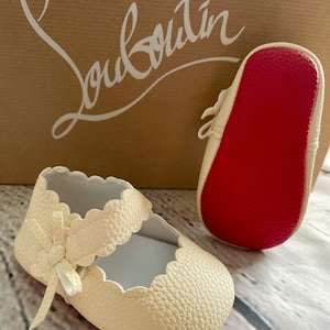 Baby shoes with name outlet on bottom