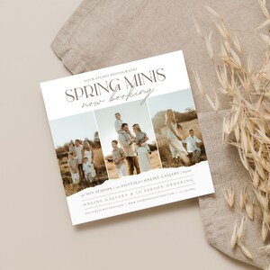 Pode incluir: Um folheto que anuncia sess&otilde;es de fotografia mini de primavera. O folheto apresenta tr&ecirc;s fotos de fam&iacute;lias num campo. O texto do folheto diz "Spring Minis now booking", "10 min session | 10 digitals | Online Gallery | 100 &euro;", "Online Gallery & In Person Ordering", "hello[yourstudio].com | www.[yourphotostudio].com | 555-555-5555".