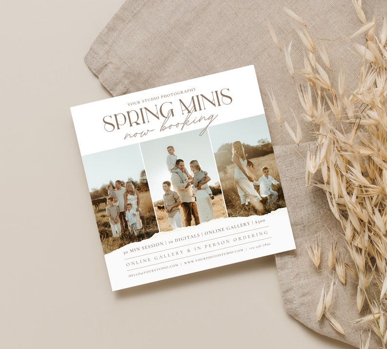 Pode incluir: Um folheto que anuncia sess&otilde;es de fotografia mini de primavera. O folheto apresenta tr&ecirc;s fotos de fam&iacute;lias num campo. O texto do folheto diz "Spring Minis now booking", "10 min session | 10 digitals | Online Gallery | 100 &euro;", "Online Gallery & In Person Ordering", "hello[yourstudio].com | www.[yourphotostudio].com | 555-555-5555".