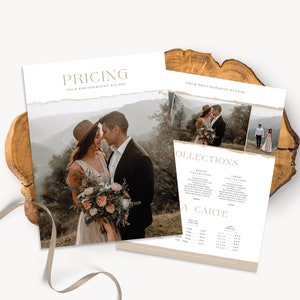 Puede incluir: Una guía de precios para fotografía de bodas con una pareja en el fondo. La guía incluye precios para diferentes colecciones y opciones a la carta.