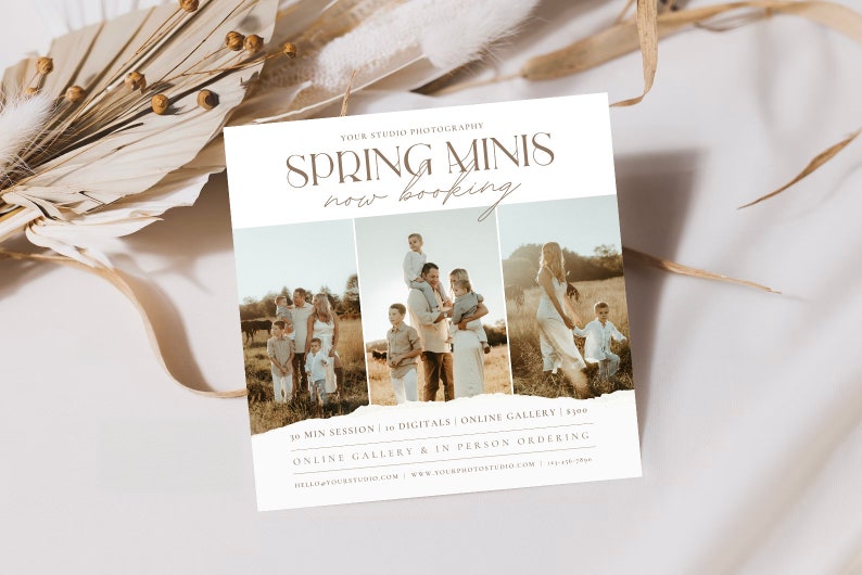 Pode incluir: Um cart&atilde;o branco com uma borda rasgada anunciando "SPRING MINIS now booking" com uma colagem de fotos de fam&iacute;lias em um campo. O texto tamb&eacute;m inclui "30 MIN SESSION | 10 DIGITALS | ONLINE GALLERY | 500&euro; ONLINE GALLERY & IN PERSON ORDERING HELLOYOURPHOTOSTUDIO.COM WWW.YOURPHOTOSTUDIO.COM | 123-456-7890"