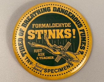 1970s Formaldehyde Stinks! Pinback Button, Vintage 70s Fan Pin Back, Cool Old Education Chemical Industry Collectibles, Free Shipping