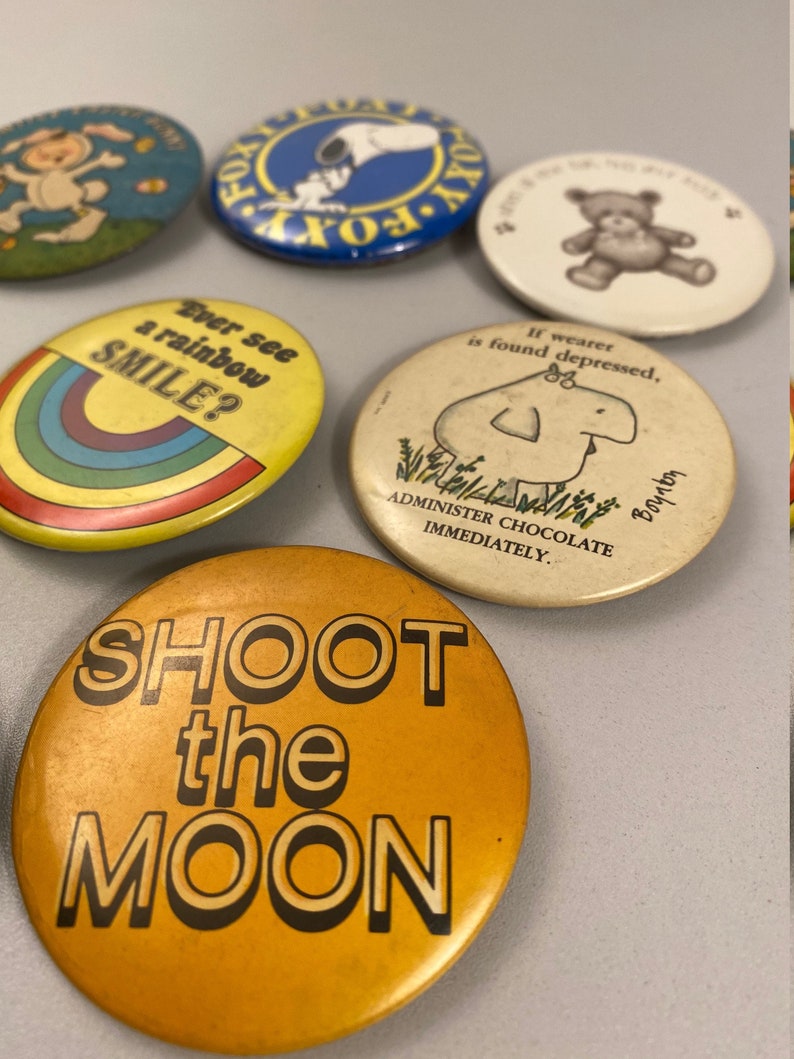 Peace on Earth Shoot the Moon Vintage 80s Fan Pin Backs Cool Collectibles 1980s Rainbow Cute Fun Smile Pinback Buttons Free Shipping