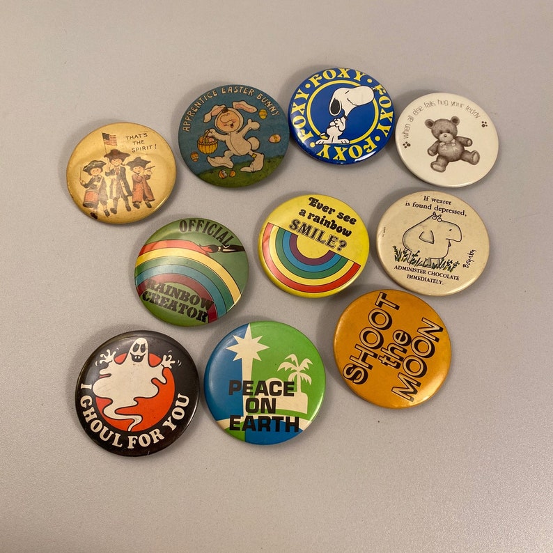 Peace on Earth Shoot the Moon Vintage 80s Fan Pin Backs Cool Collectibles 1980s Rainbow Cute Fun Smile Pinback Buttons Free Shipping