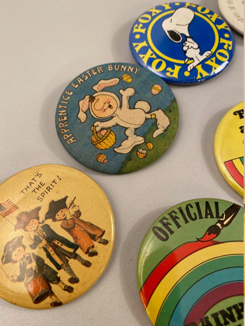 Peace on Earth Shoot the Moon Vintage 80s Fan Pin Backs Cool Collectibles 1980s Rainbow Cute Fun Smile Pinback Buttons Free Shipping