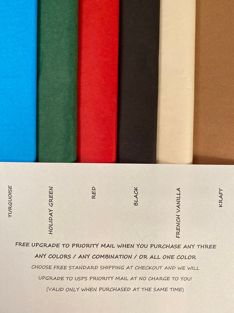 Puede incluir: Cinco colores diferentes de papel de seda: turquesa, verde, rojo, negro y crema. El texto dice: "Actualizaci&oacute;n gratuita a correo prioritario al comprar tres colores, cualquier combinaci&oacute;n o un solo color. Elija el env&iacute;o est&aacute;ndar gratuito al finalizar la compra y actualizaremos a correo prioritario USPS sin cargo adicional para usted. (V&aacute;lido solo cuando se compra al mismo tiempo)"
