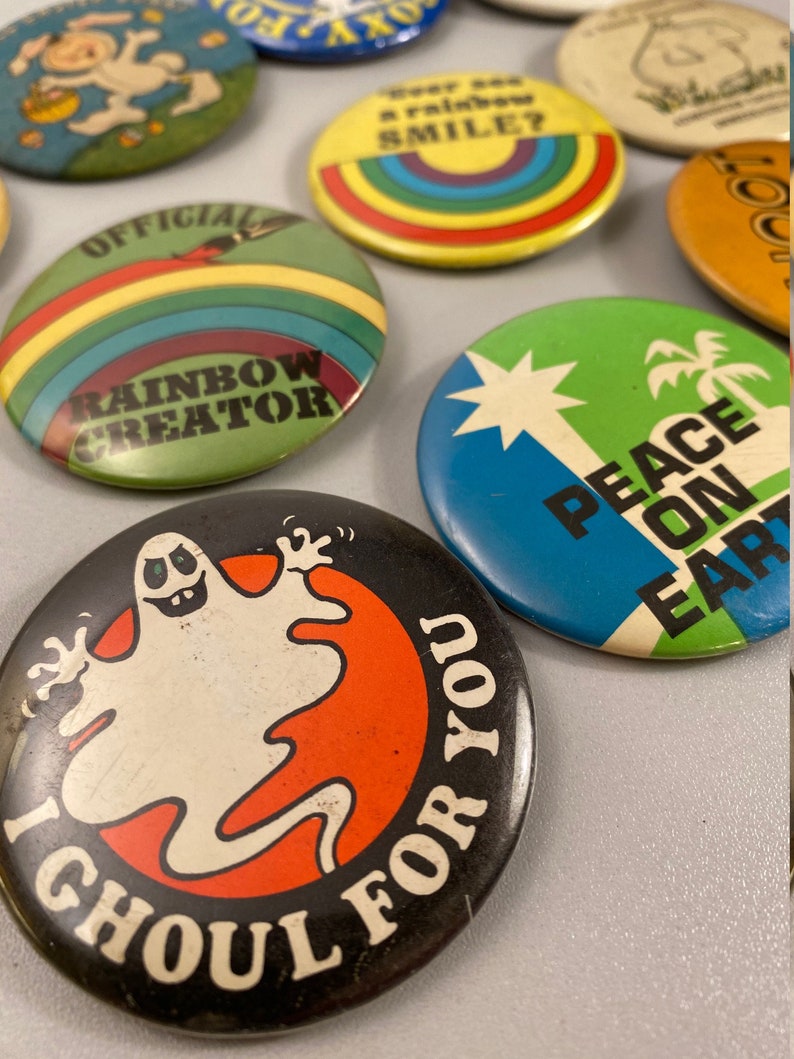Peace on Earth Shoot the Moon Vintage 80s Fan Pin Backs Cool Collectibles 1980s Rainbow Cute Fun Smile Pinback Buttons Free Shipping