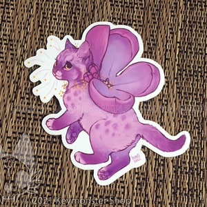 Pegatina de vinilo con gatito en flor de color lila