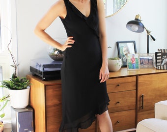 Vintage schwarzes Kleid mit Rüschen und V-Ausschnitt | 90er Jahre Chic das kleine schwarze Schmuckstück