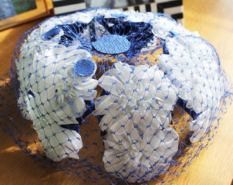 Cappello portapillole vintage blu e bianco con rete e fiori
