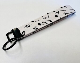 Correa de llavero con notas musicales