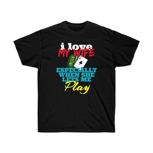 Amo a mi esposa especialmente cuando me deja jugar a las cartas vegas poker Unisex Ultra Cotton Tee
