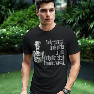 Nirgendwo kann ein Mann einen Quiter oder unbeschwerter Rückzug als in seiner eigenen Seele Marcus Aurelius Stoic Philosoph Unisex schwere Baumwolle Tee finden