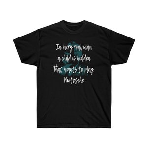 Em cada homem real está escondida uma criança que quer brincar de Friedrich Nietzsche filosofia existencialismo Camiseta Ultra Cotton Unissex