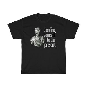 Beschränken Sie sich auf die Gegenwart Marcus Aurelius Stoic Philosoph Achtsamkeit Gegenwart Moment Unisex schwere Baumwolle Tee