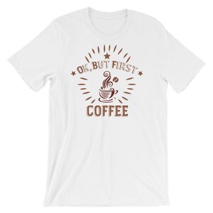 Camiseta unissex de manga curta OK But First Coffee