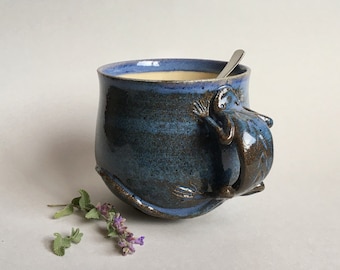 Eidechse Kaffeetasse Keramik Teetasse, handgemachte große blaue Keramik 16 Unzen Suppentasse, einzigartige Steinzeug Tiertasse, skulpturale Jumbo-Keramik