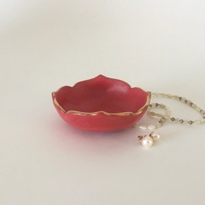 plato de anillo con borde dorado, soporte de plato de anillo de cerámica hecho a mano, soporte de joyería, compromiso de plato de anillo, rojo, regalo de San Valentín