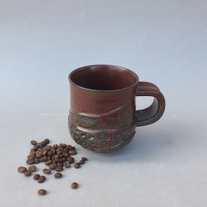 Tazza da caffè in ceramica, tazza da caffè fatta a mano, tazza in ceramica intagliata rossa/nera da 12 once